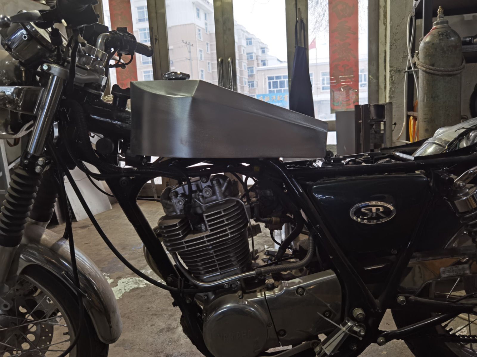 コフィンタンク　SR400 SR400 ハードテールチョッパーカスタム制作開始 野村くん② コフィン