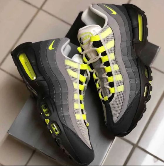 ナイキ Nike Air Max 95 OG Neon エアマックス95 OG ネオン 2020 NIKE AIR MAX 95 OG イエローグラデ  - メルカリ