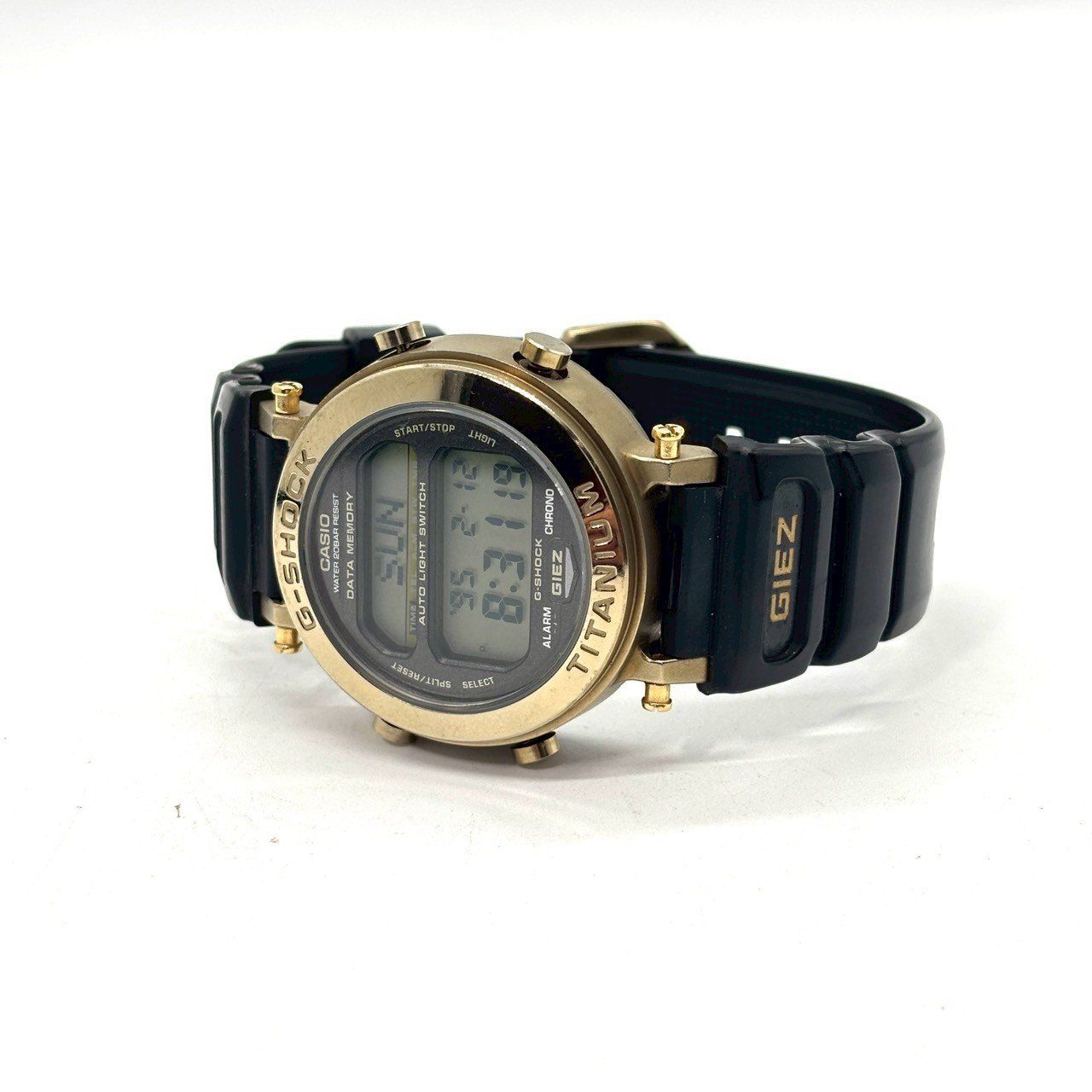  伝説を腕に纏う CASIO カシオ G SHOCK クオーツ デジタル GS 100 GIEZ チタニウム ブラック ゴールド 腕時計(デジタル) 時計