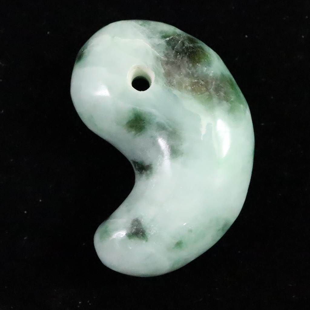 ムイムイ★翡翠★【小滝・エメラルドカラー翡翠❶1020ｇ+端材3片54ｇ】 糸魚川翡翠 ヒスイ 小滝産 薄緑 30mm勾玉 ディレクトリカード付 13.80g