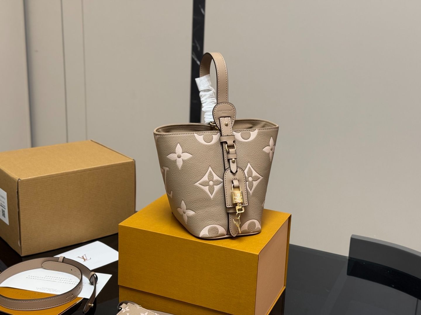 1400折りたたみボックス付き飛行機ケース付き LV中古バッグに