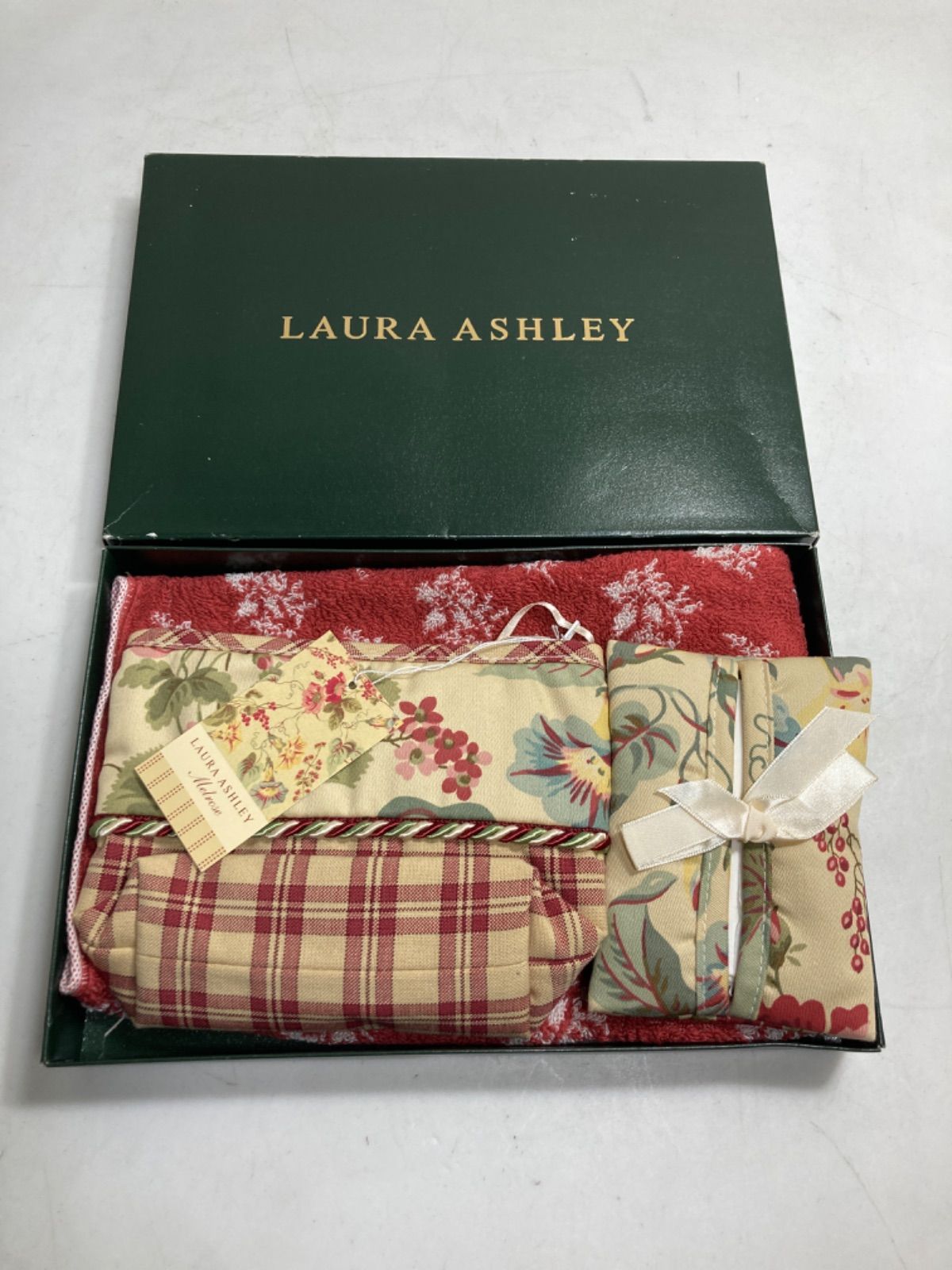 ★最終値下げ！　LAURA ASHLEY ローラアシュラレイ　新品未使用品　メルローズ　ハンドタオル、ポーチ、鏡、ティッシュカバー　4点　セット　箱入り　0.30kg ★