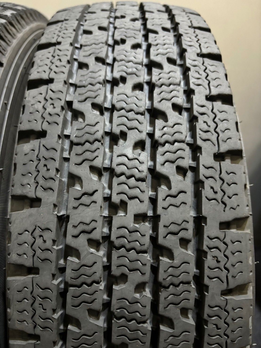 ★145/80R12 80/78N LT TOYO/DELVEX 935 23年製 ダイハツ 純正 スチール 12インチ 4J +35 100 4H スタッドレス 4本 (南1-G576)