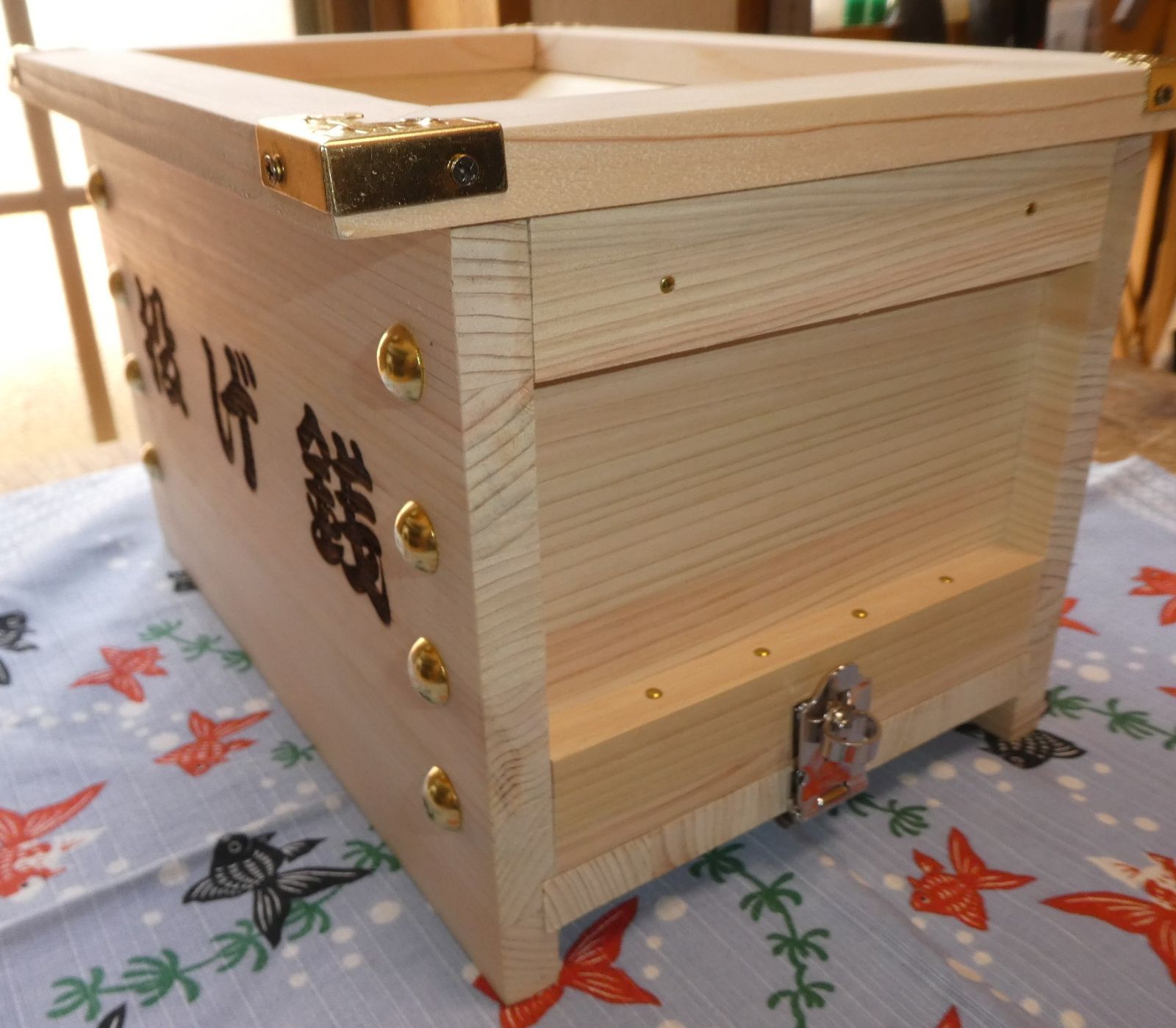 特別品 開運 賽銭箱（桧）大 外枠・格枠付 金鋲 39 賽銭箱 貯金箱