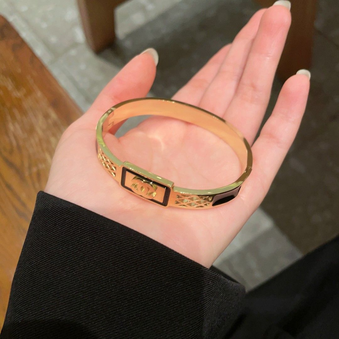 CHANEL ダブルCロゴ 星チャーム ブレスレット 今日特価】CHANEL ダブル C オープンワーク ブレスレット