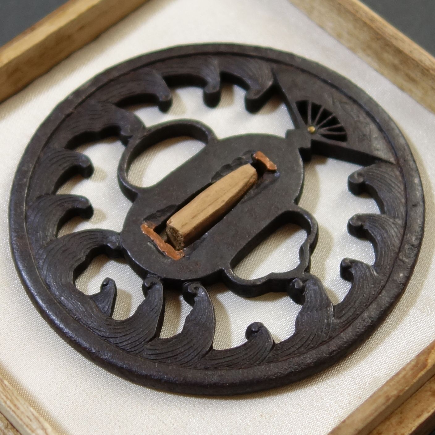 花弁型 鉄製鍔 二つ穴 鉄地 木瓜形花文透図鍔｜現代物金具の販売