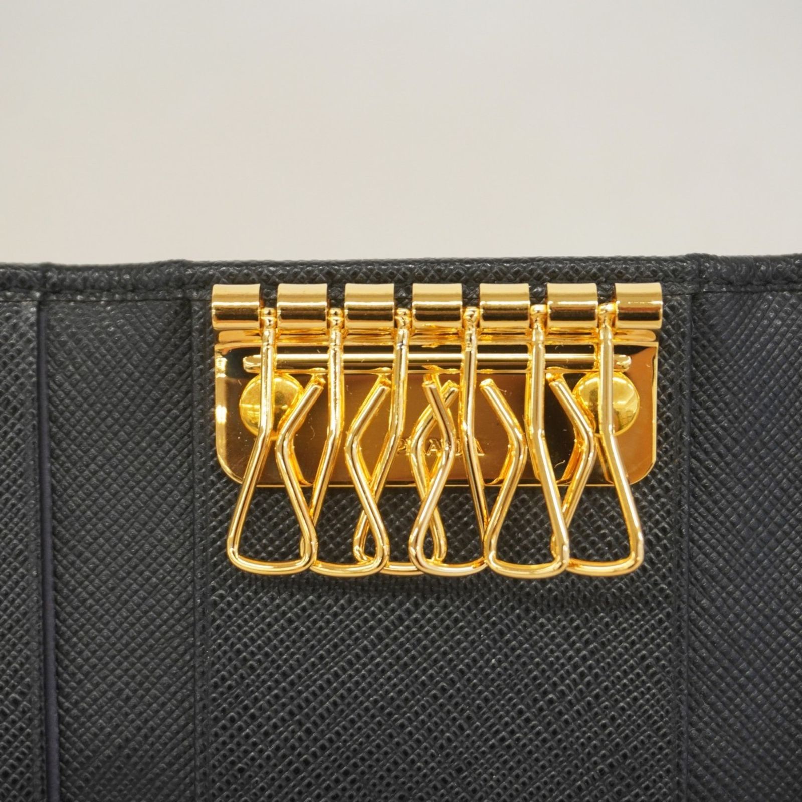 【極美品】PRADAブラックキーケース　プラダ　フィオッコ 金ロゴ ブラック 黒 プラダ(Prada) プラダ キーケース サフィアーノ フィオッコ