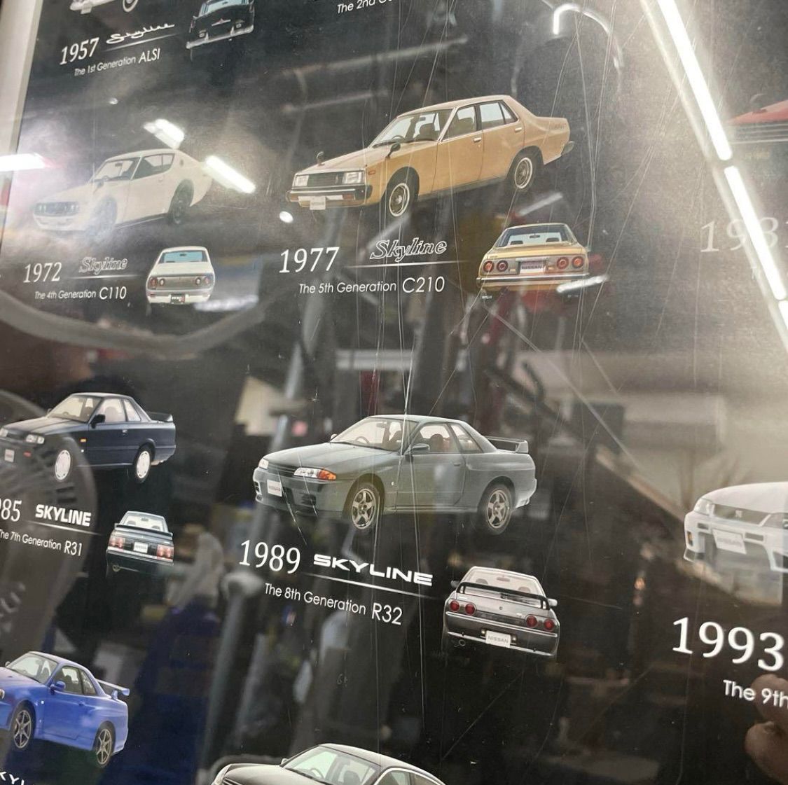 新品続々入荷中人気商品！ 日産 SKYLINE 60th ANNIVERSARY ポスターフレーム 送料、返品無料。