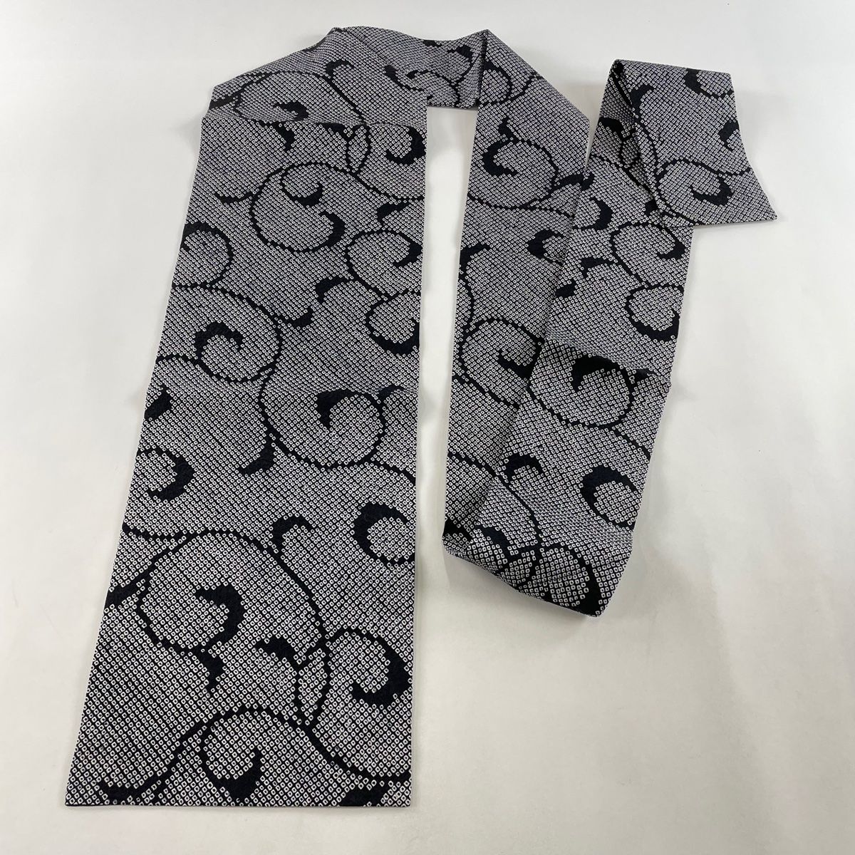 名古屋帯 美品 秀品 唐草 絞り 黒 正絹 【中古】 - メルカリ 名古屋帯 美品 秀品 唐草 絞り 黒 正絹 【中古】 - メルカリ