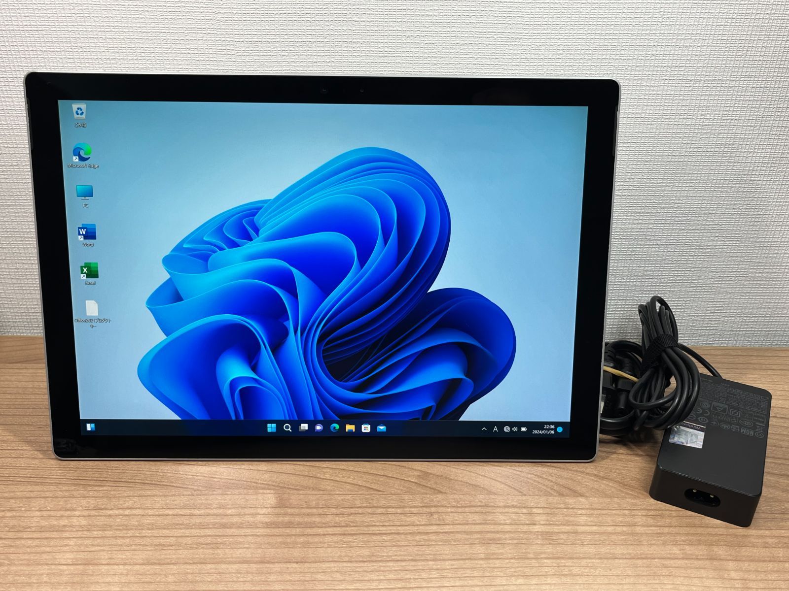 Simモデル・美品〉1111 Microsoft Surface Pro 5 第７世代 8GB/256GB