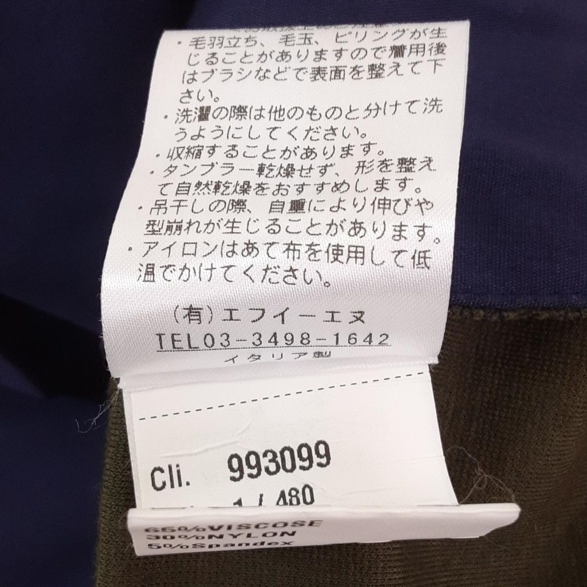 - カーキ