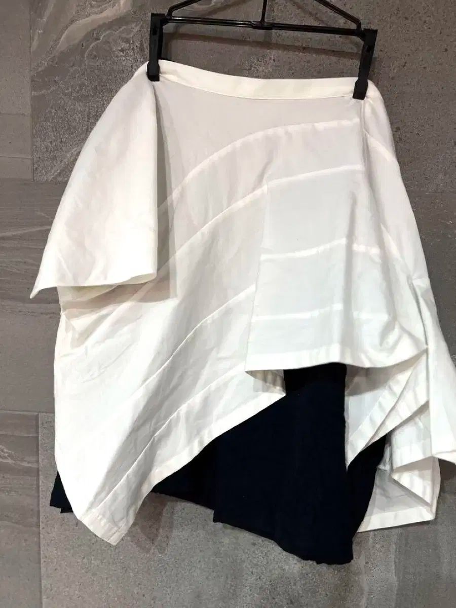＋ White