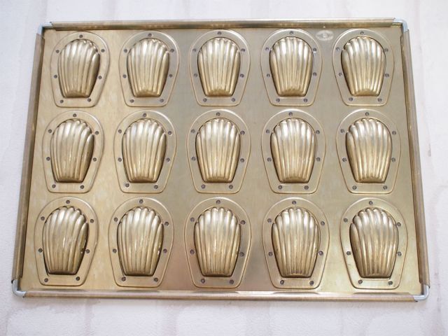 ブレスレット 黄金ミニマドレーヌ天板 15P マドレーヌ型 貝型 シェル型 焼き型 焼型 ケーキ型 焼き菓子 洋菓子 ケーキ ケーキ作り お菓子作り 道具 菓子道具 手作り おうち時間 ハロウィン パン作り かわいい おしゃれ カフェ 本格