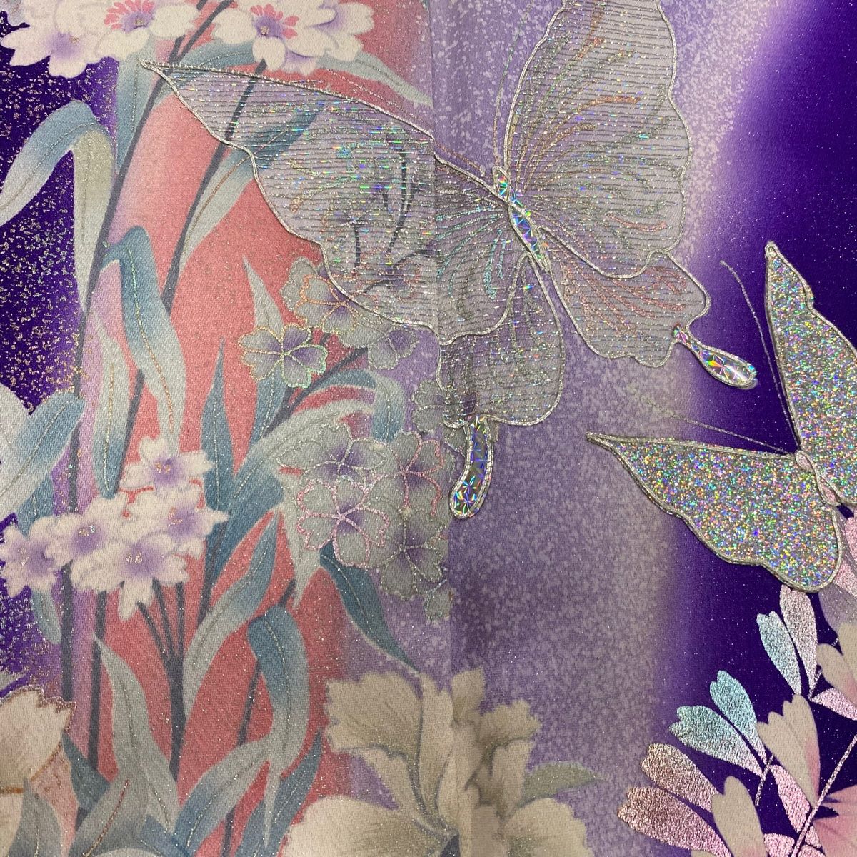 D368 振袖　紫　蝶　花　正絹　着物　袷　極美品 振袖 身丈168.5cm 裄丈70cm L 袷 草花 蝶 金銀彩 ぼかし 赤紫