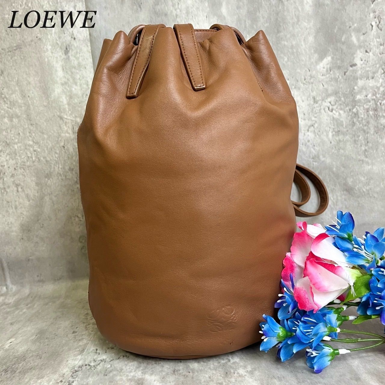 ✨希少品✨ LOEWE ロエベ ショルダーバッグ トートバッグ 巾着 バケツ型 アナグラム ゴールド金具 ロゴ型押し 総柄 肩掛け ラムレザー  ユニセックス レディース メンズ ブラウン 茶色 - メルカリ