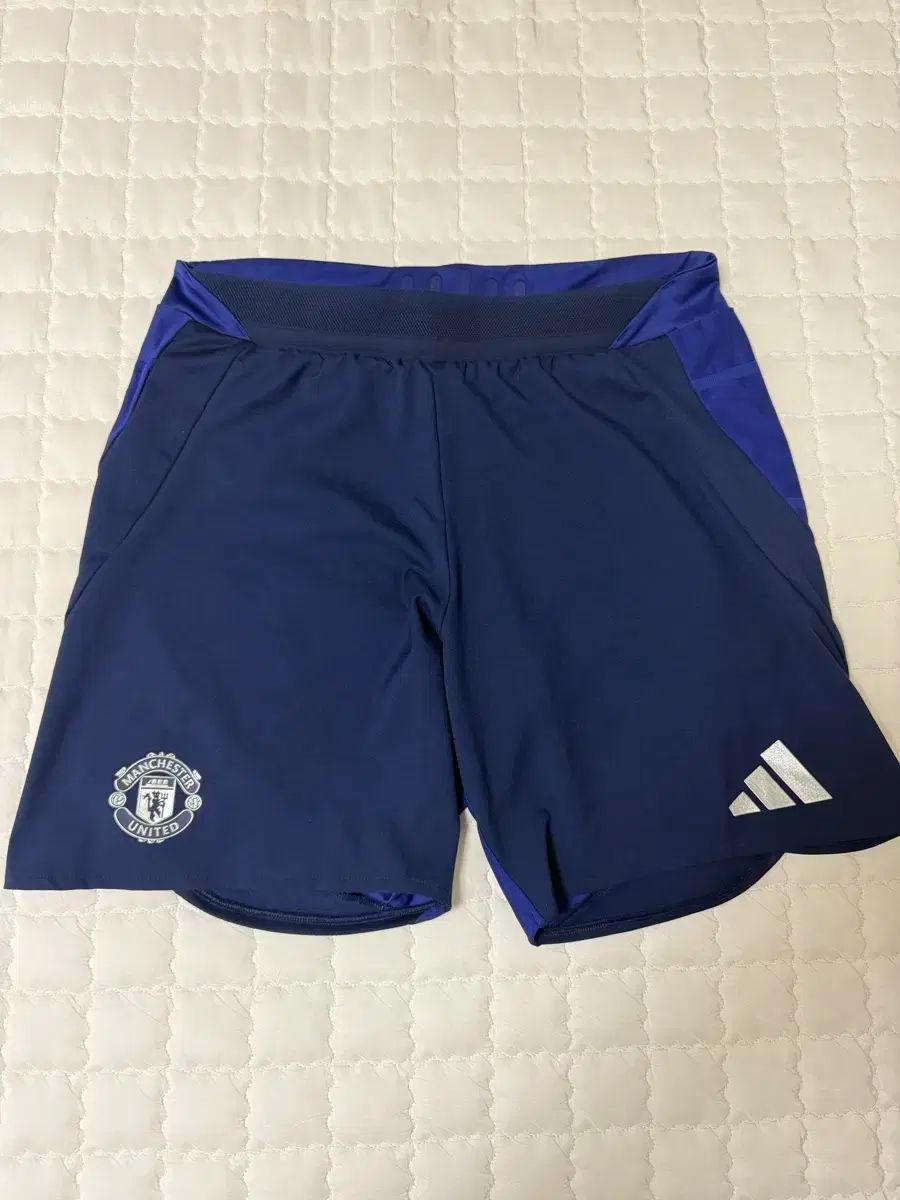 24 25 マンＵ アセンティック 半ズボン