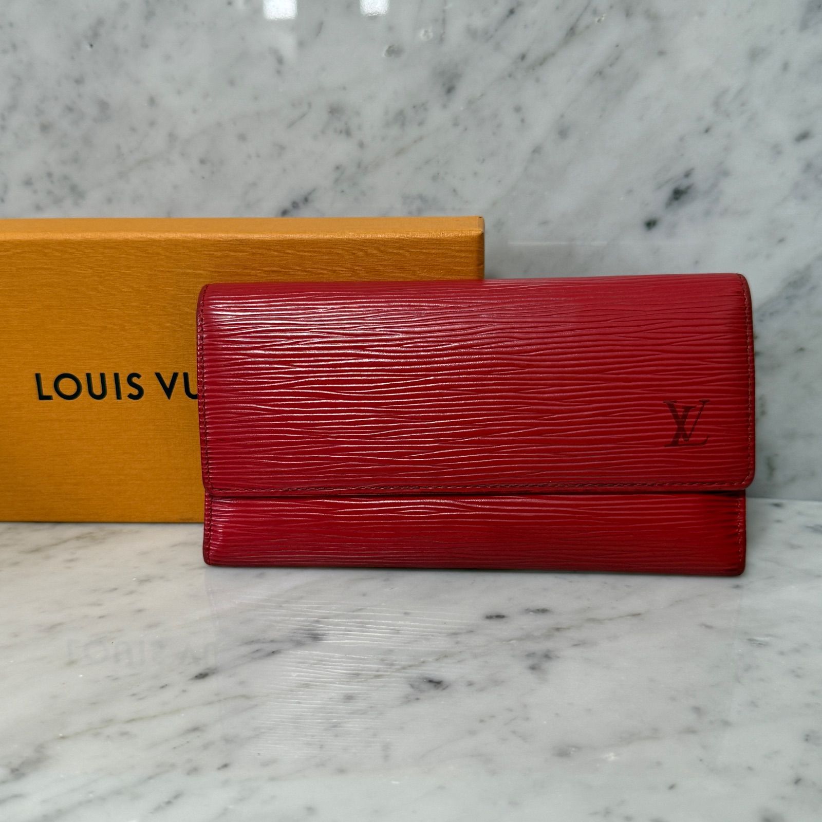 LOUIS VUITTON エピレザー パスポートケース レッド Louis Vuitton ✨️エピレザー ケース レッド LOUIS VUITTON