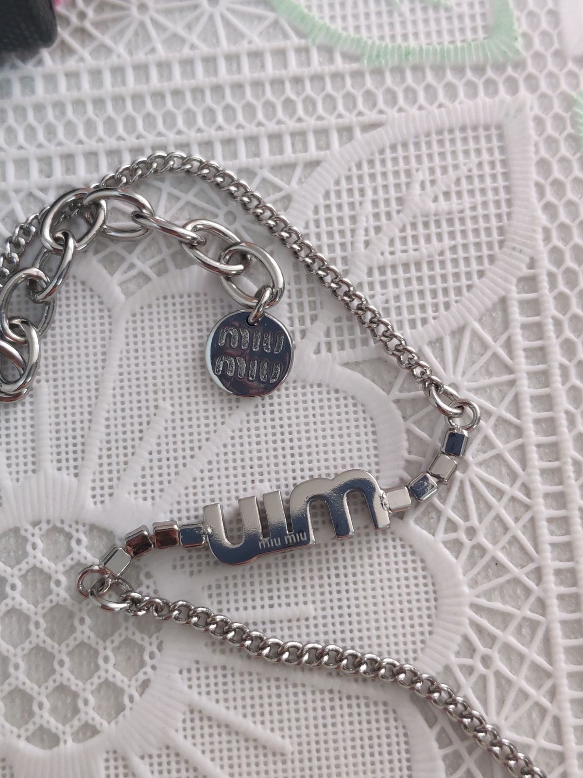 ミュウミュウ✨Miumiu ブレスレット 銀色 ロゴ入り クリスタル付