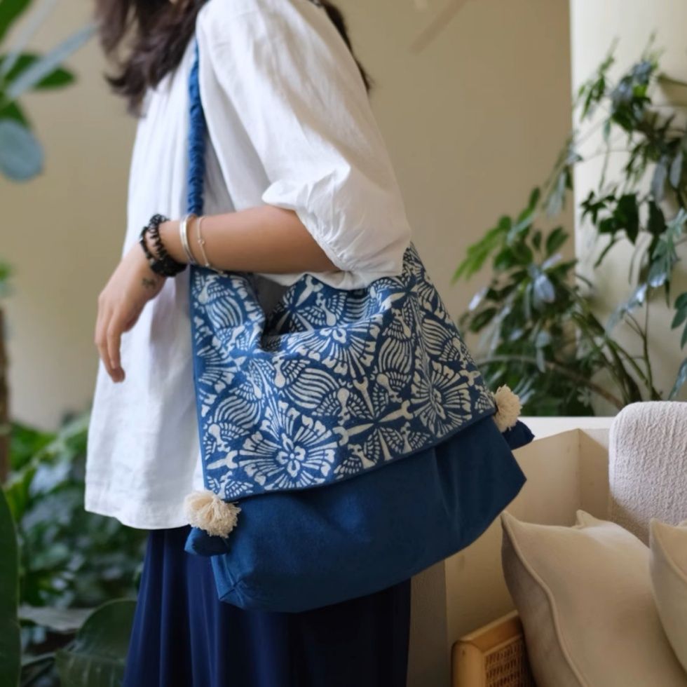 SGYP176 藍染 型染 四方花鳥模様 フラップショルダーバッグ 手染め植物染め 綿布 大容量 レトロデザイン オリジナル 藍染 型染 四方花鳥模様 フラップショルダーバッグ 手染め植物染め 綿布 大容量 レトロデザイン オリジナル