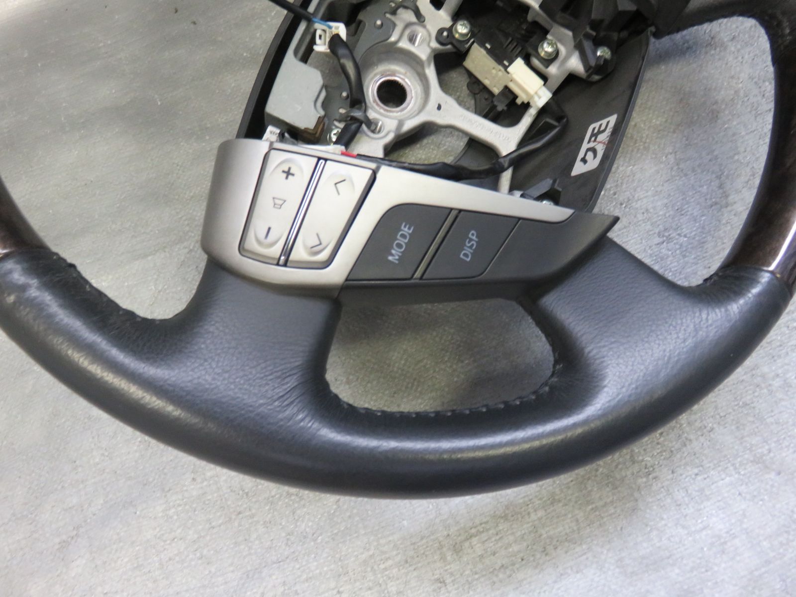 【在庫一掃】20系アルファード / 20系ヴェルファイア ステアリング サイドスイッチパネル [艶有茶木目/片側] シルクブレイズ SB-PNL-182 ステアリングを交換してみた   前編（トヨタ ヴェルファイア