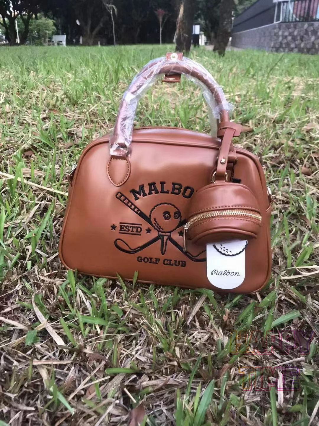 マルボンゴルフ　Mバケット　クラシックスタンドバッグ　8.5インチ　ブラウン Malbon Golf（マルボンゴルフ）の「【Malbon Golf/マルボンゴルフ】M