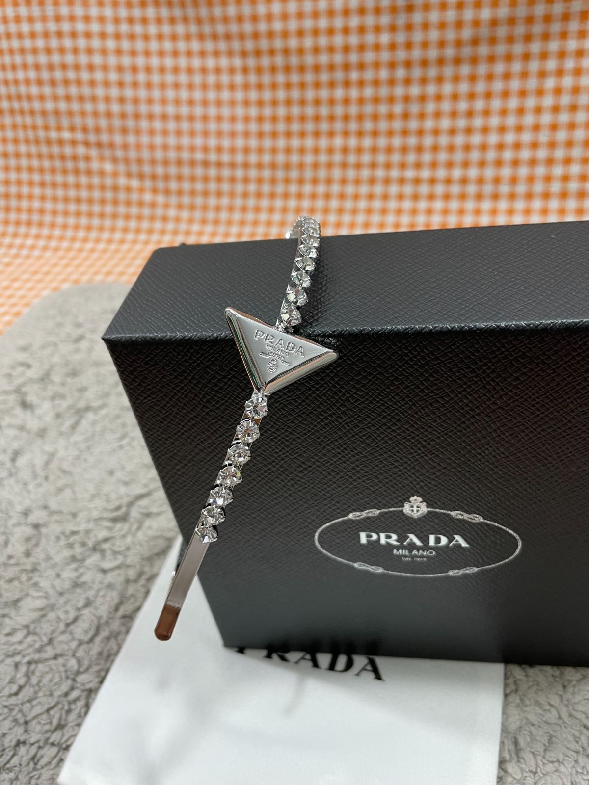 かなり綺麗PRADA プラダ　クリスタル ロゴ カチューシャ