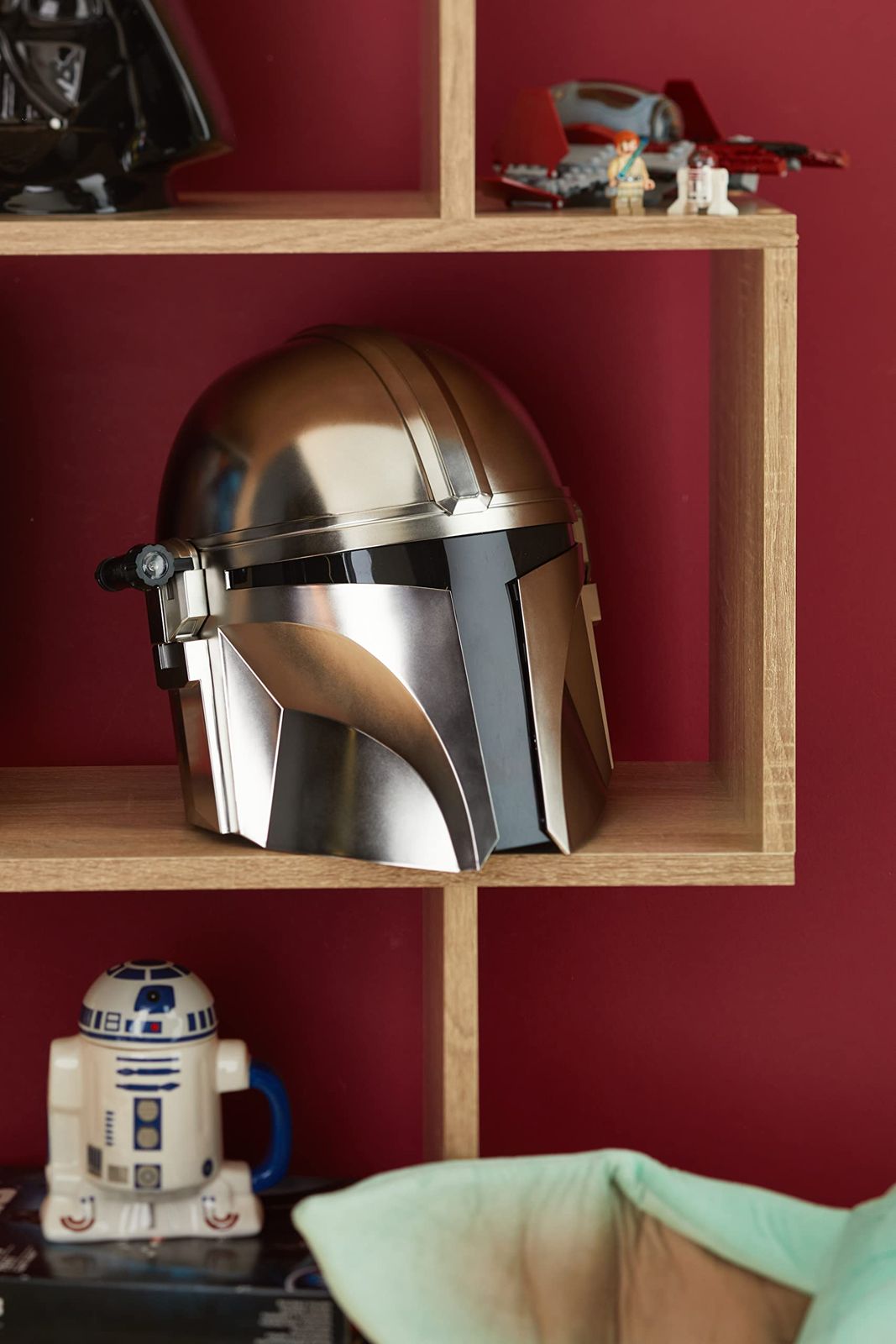 洗練 ハズブロ HASBRO STAR WARS スター ウォーズ ブラックシリーズ マンダロリアン エレクトロニック ヘルメット ロールプレイ用およびコレクション用 対象年齢14才以上 F0493 正規品