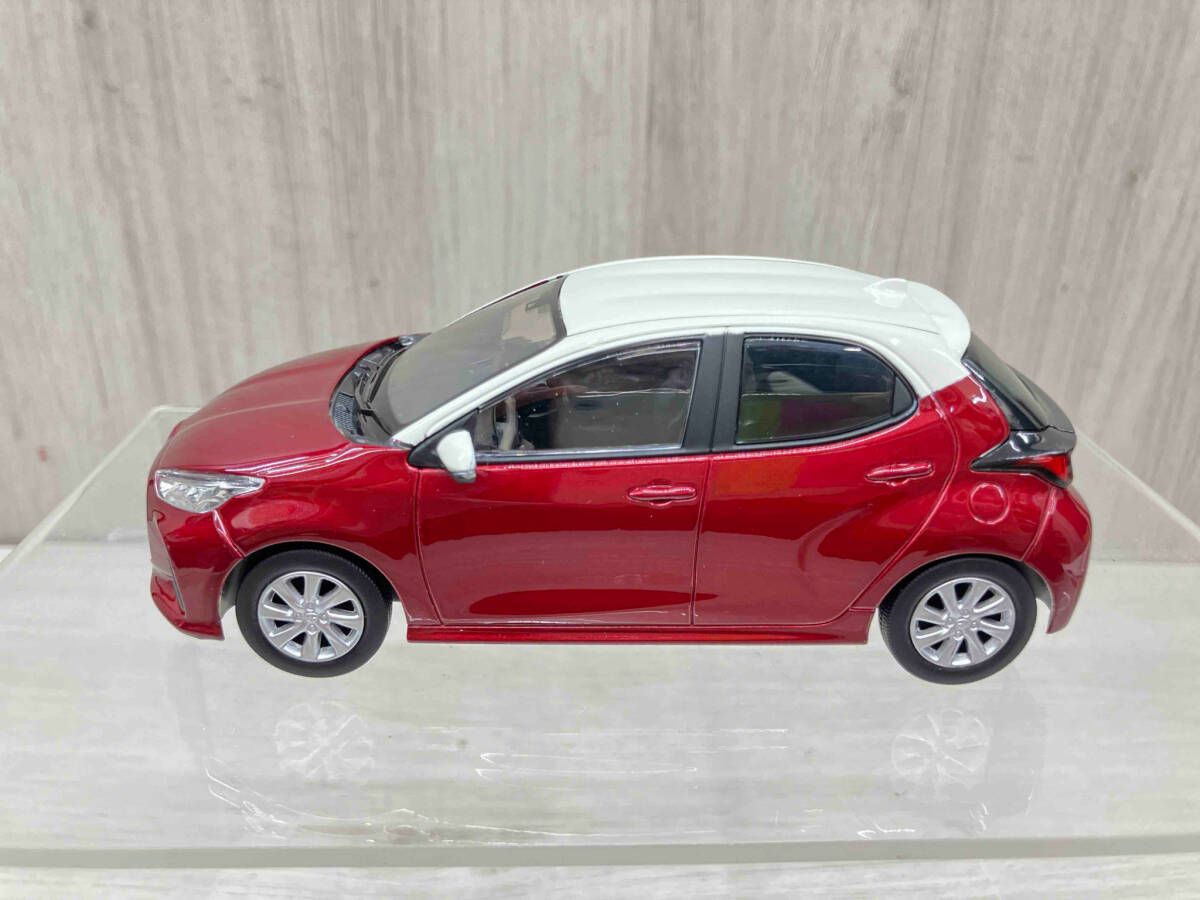 1/30 トヨタ ヤリス カラーサンプル ミニカー センシュアルレッド