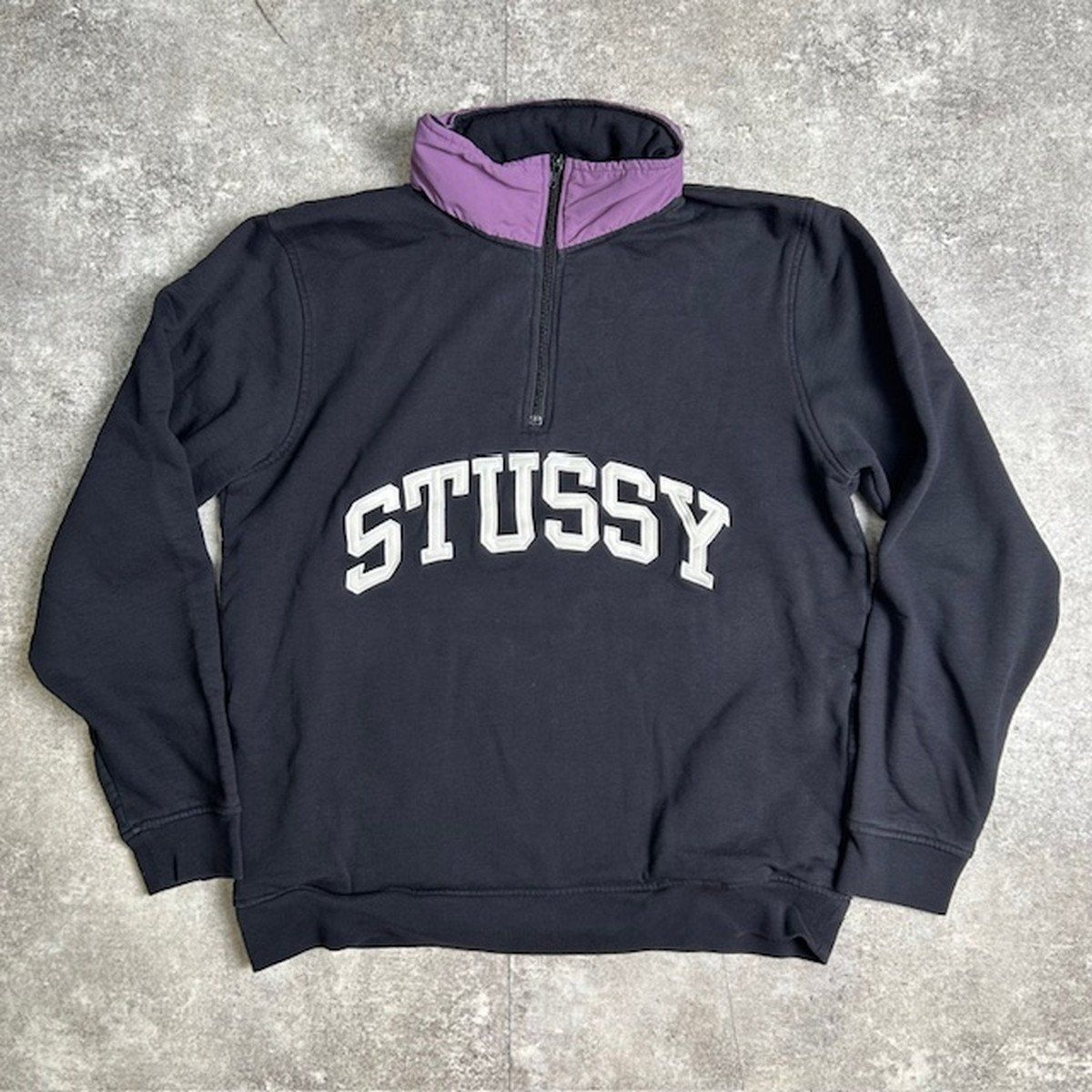 STUSSY ブラック XL トレーナー ☆送料・関税込☆Stussy☆Stussy World Tour Crew Black 2022