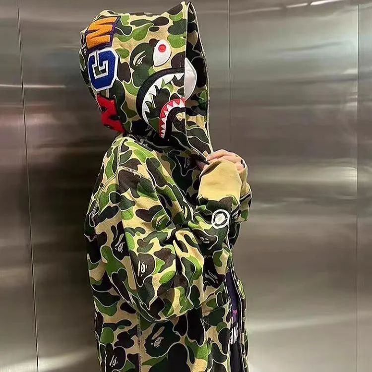 【値下】A BATHING APE アベイシングエイプ Shark 長袖 シャークパーカー 男女兼用 グリーン