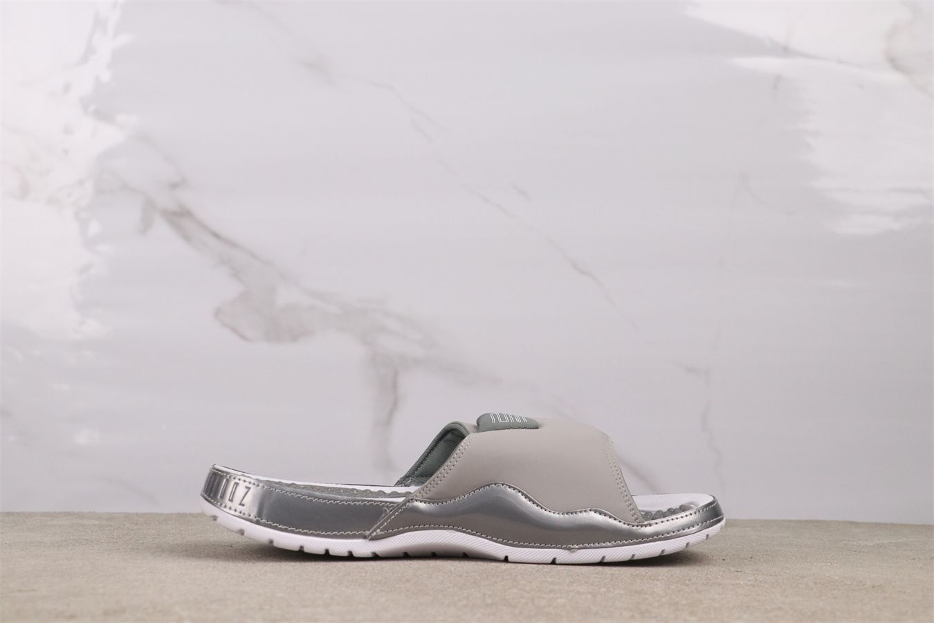 今日 エアジョーダン 11 AA1336-004 クールグレー スリッパ-MM輸入