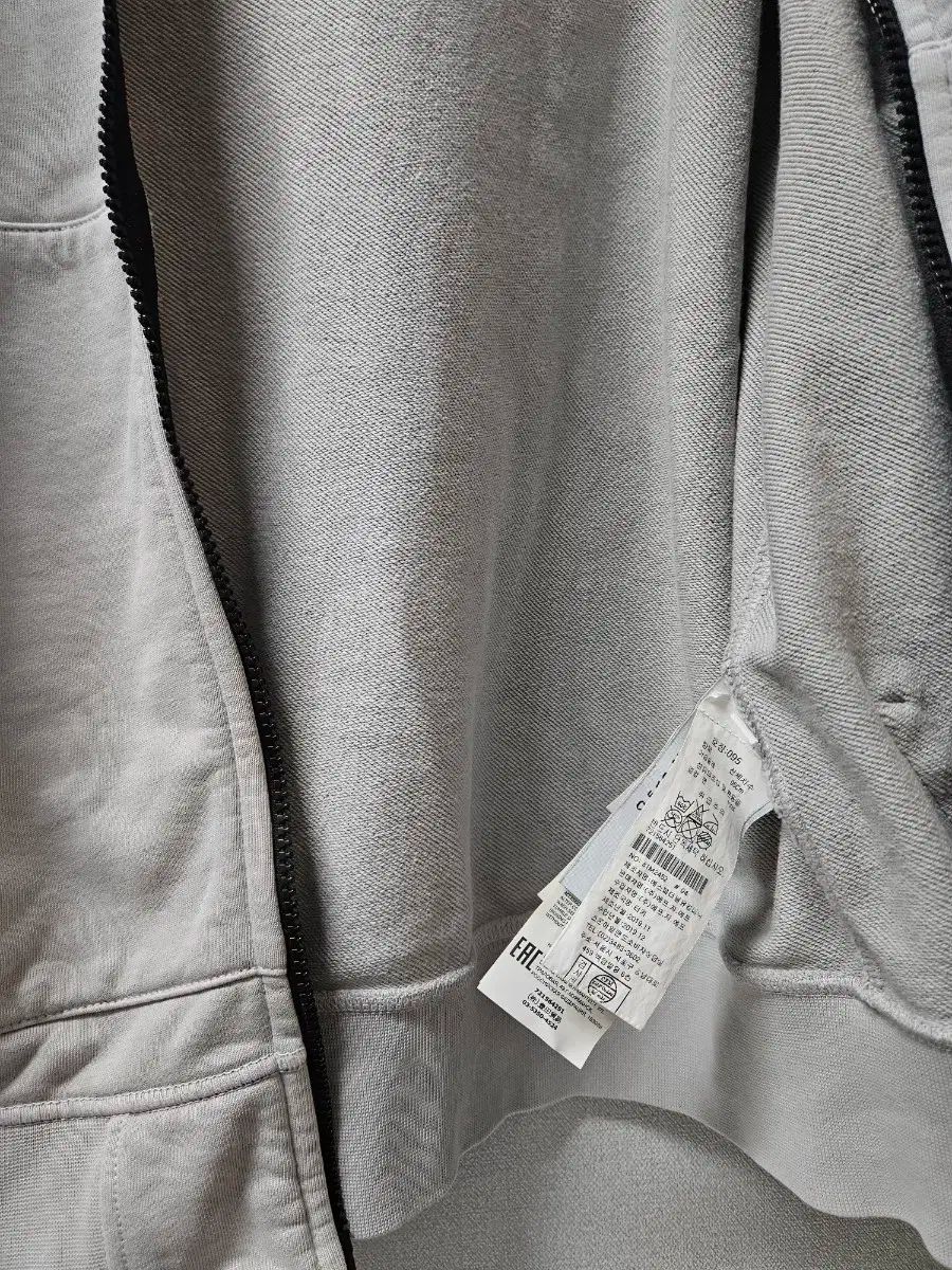 赤字覚悟の大特価。 STONE ISLAND ストーンアイランド フード付きジップアップ M 【予約受付開始】