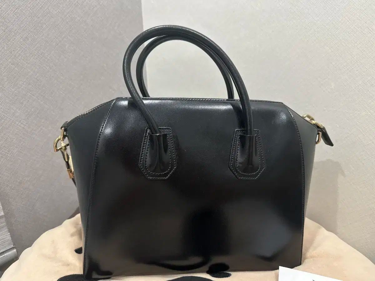 ★極美品★　GIVENCHY　ジバンシー　アンティゴナ　ミディアム アンティゴナ ミディアム グレインレザー - ブラック | GIVENCHY JP
