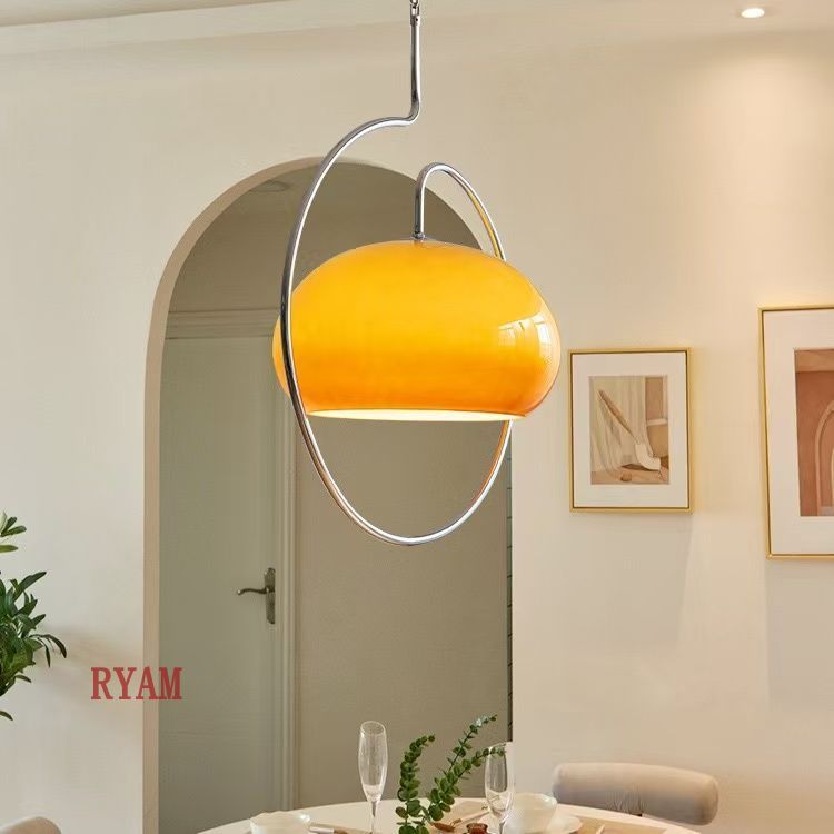 ミッドセンチュリーモダンペンダントライトオレンジ色のキッチン