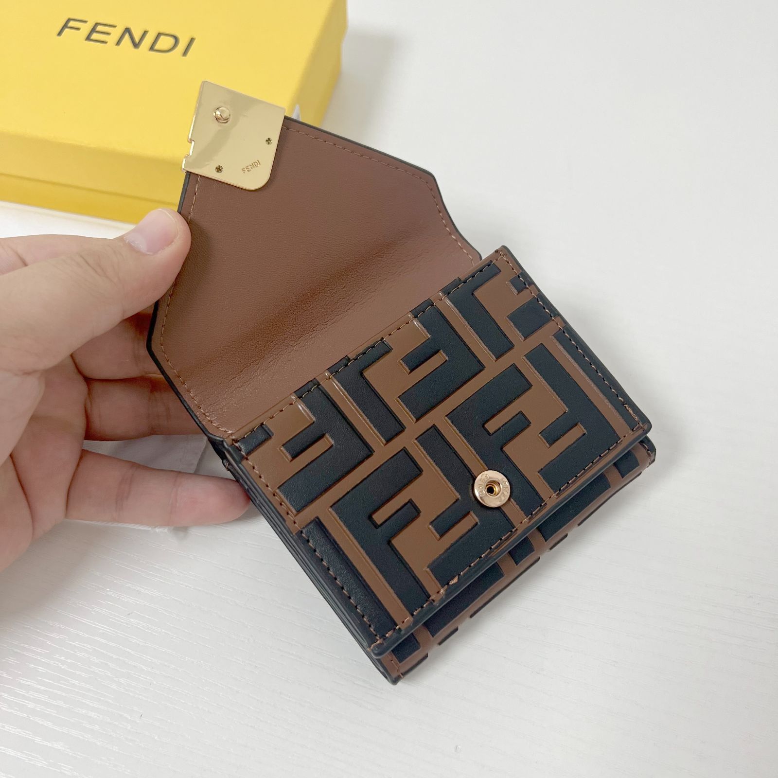 極美品✨フェンディ Fendi 財布 三つ折り ミディアム FF