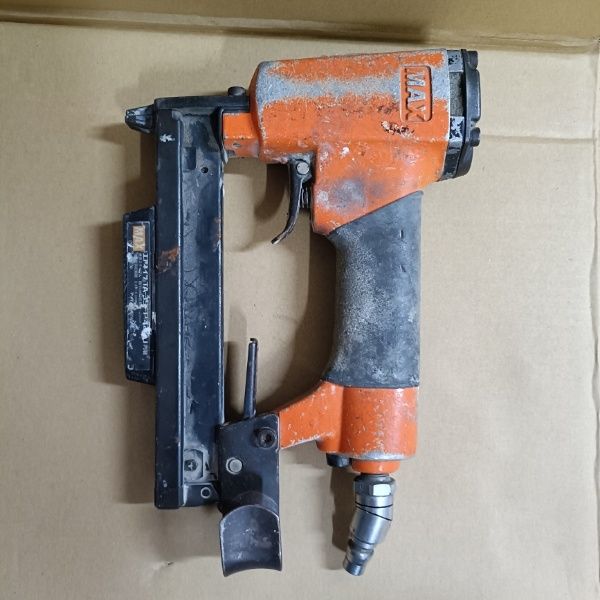 ＭＡＸ　エヤータッカー　エアー漏れ無し。 ☆中古品☆MAX マックス 高圧 ステープル用エアネイラ HA-R25⁄1025J 肩