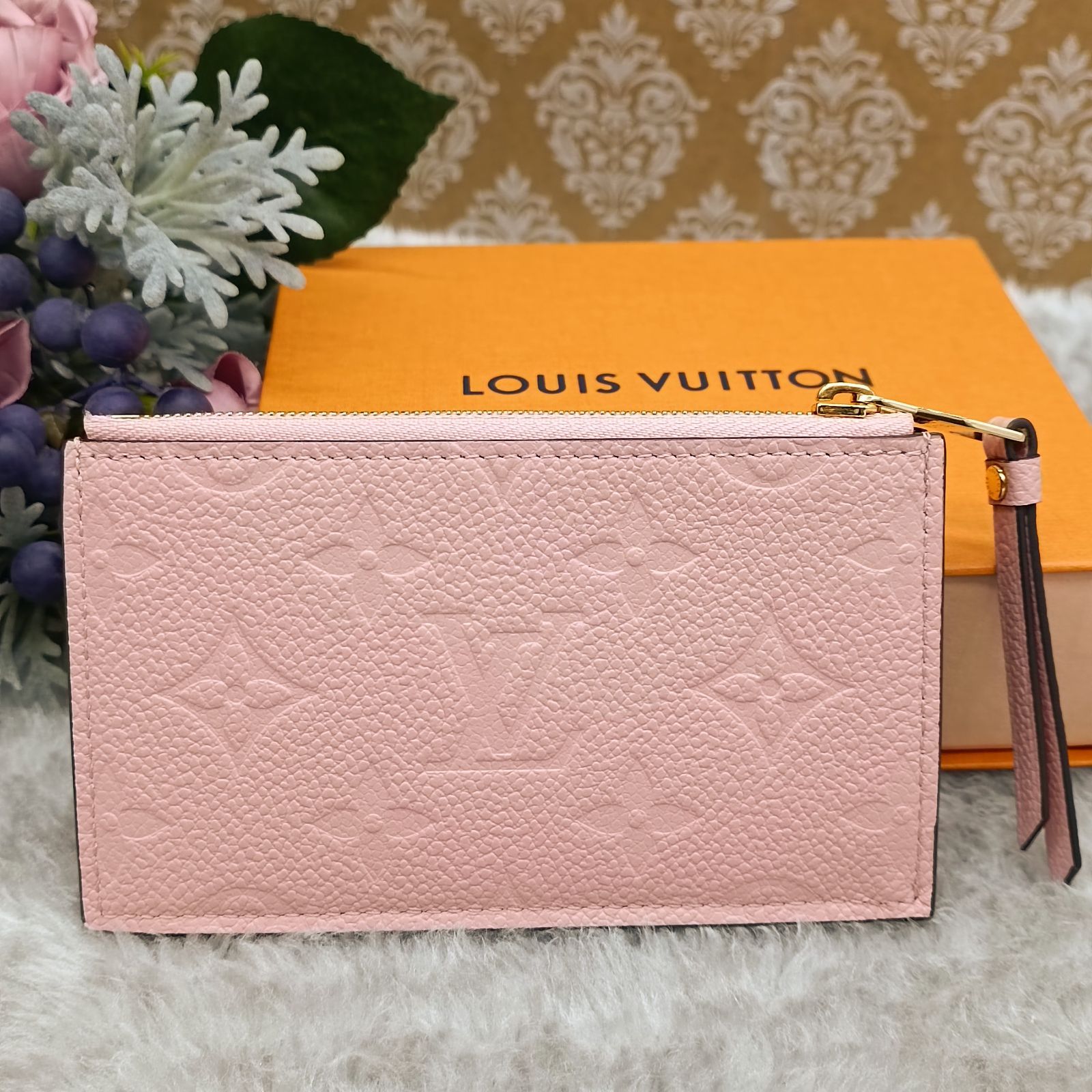 LOUISVUITTON 》 ☆美品☆ ルイヴィトン モノグラム アンプラント ポルト カルト・ジップ M67853 ローズプードル コインケース  カードケース 小銭入れ BOX付 送料無料・匿名配送・最短即日発送いたします！ 452 - メルカリ