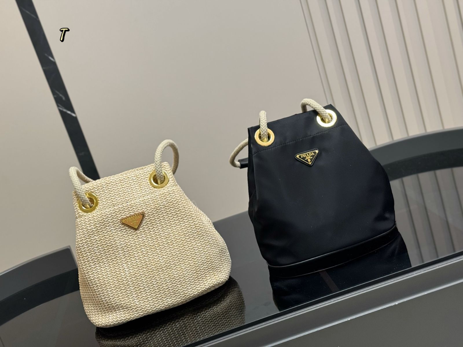 ≪気品溢れる≫ 【PRADA】ナイロンバケットバッグ 今日特価】PRADA 2025 春夏 ナイロン バケットバッグ 23×25cm