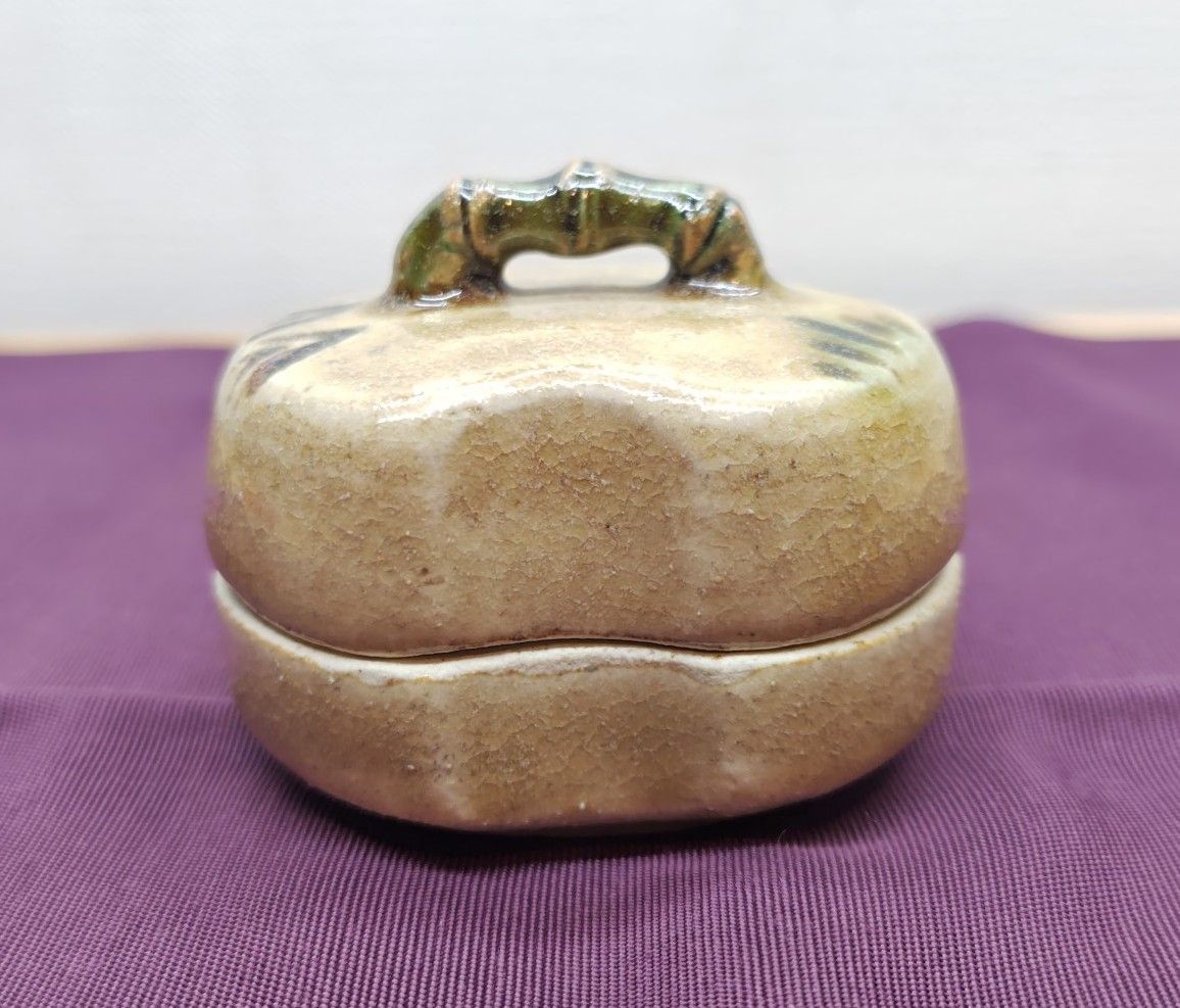 時間のない 逢絢亭 茶道具 香合 美濃焼 黄瀬戸 ハジキ香合 加藤光右衛門 共箱入り 鮮やかさが溢れる