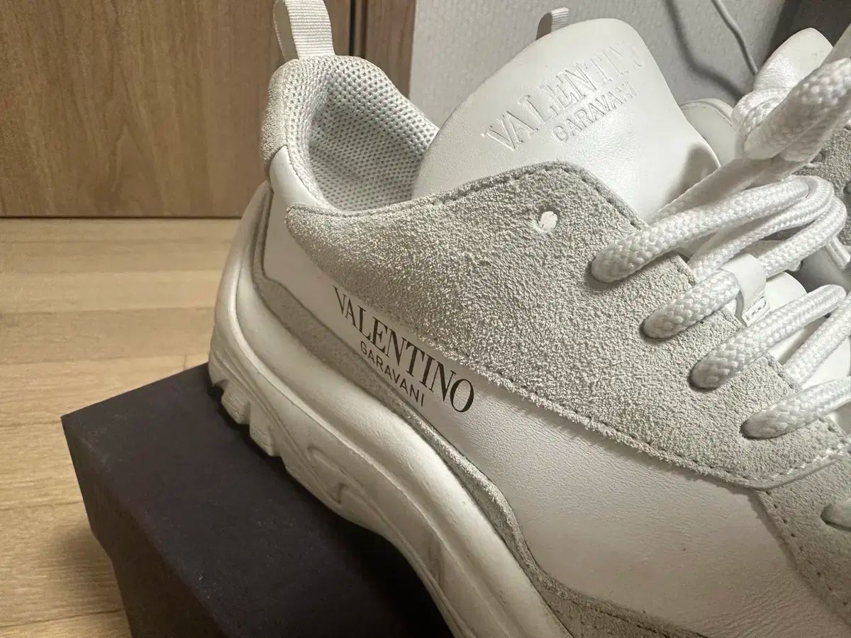 VALENTINO(ヴァレンティノ) スニーカーズ 42 サイズ - メルカリ VALENTINO(ヴァレンティノ) スニーカーズ 42 サイズ - メルカリ