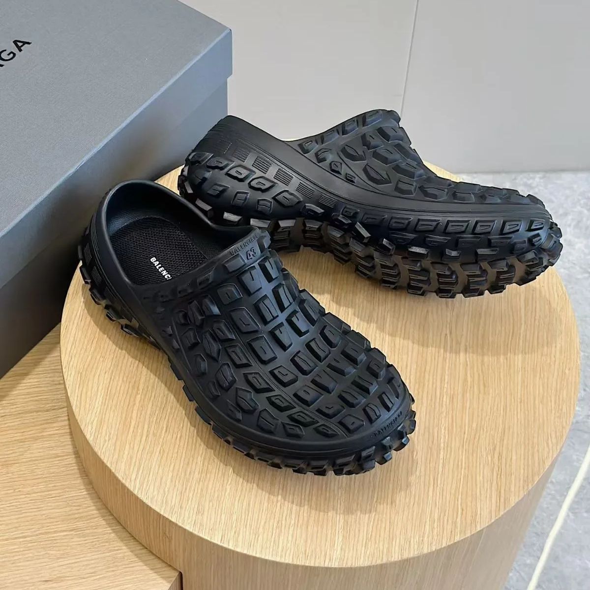 新品未使用】BALENCIAGA ディフェンダー グロッグサンダル - メルカリ