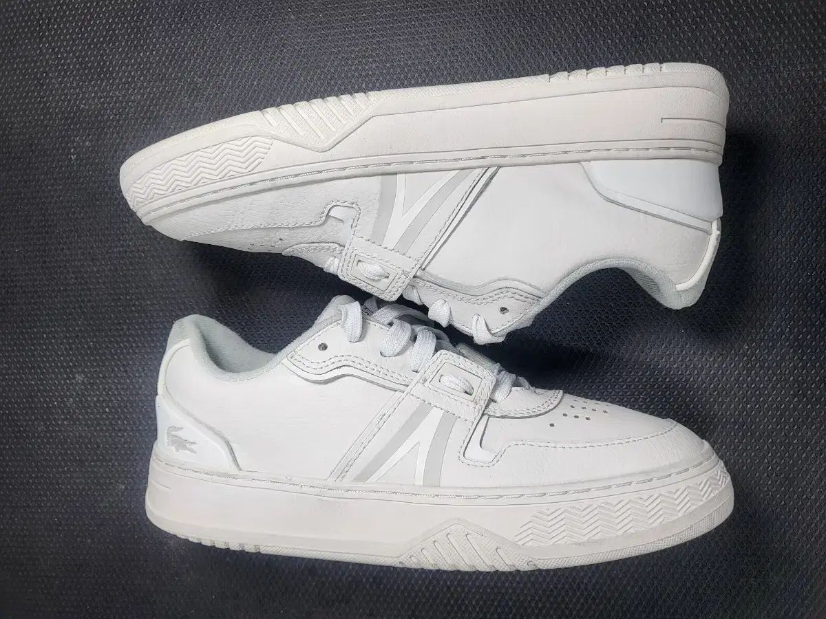 テニスシューズ