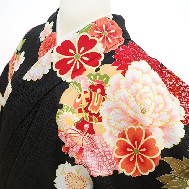 着物フィ】美品 振袖 黒 本絞り 紗綾型地紋 金彩加工 身丈164cm 裄