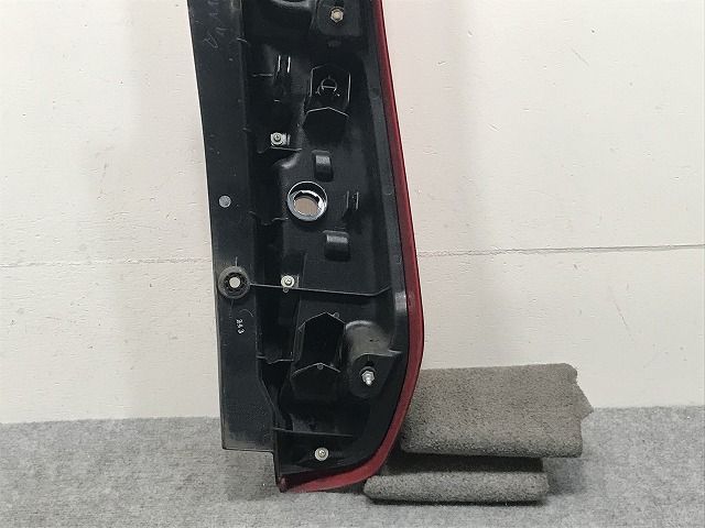 中古 純正 エクストレイル LDA-DNT31 右テールランプ KOITO 220-23308