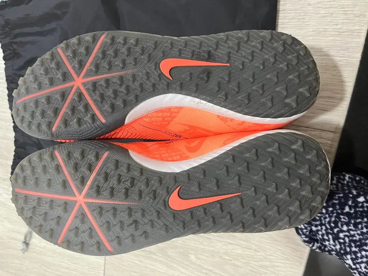 NIKE