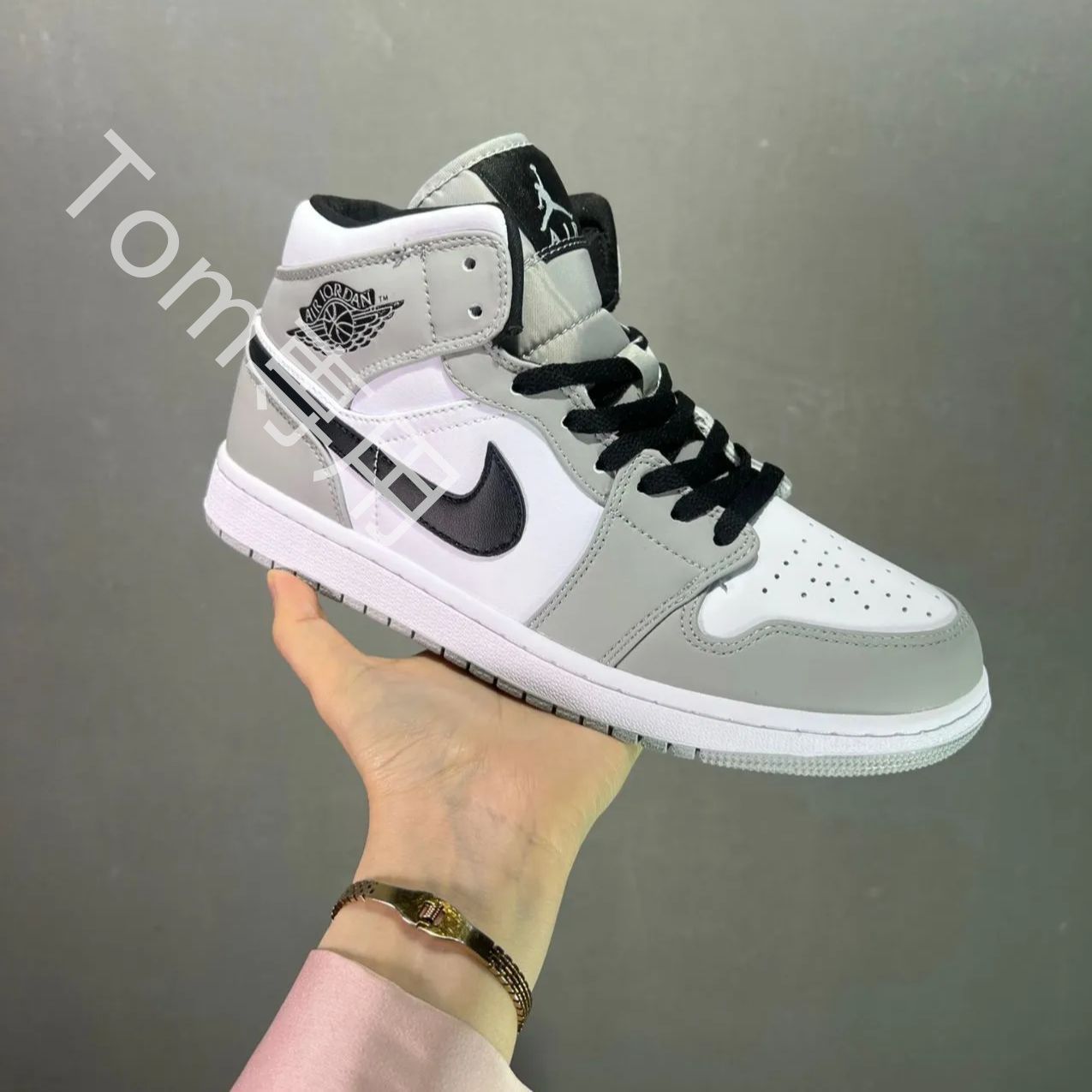 ナイキ] エア ジョーダン 1 ミッド AIR JORDAN 1 ライトスモークグレー 