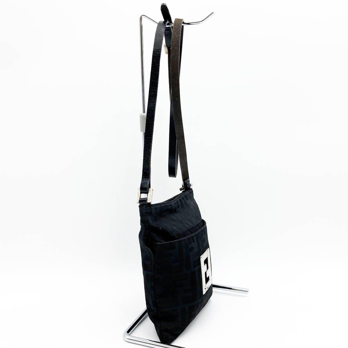 FENDI フェンディ ズッカ ショルダーバッグ サコッシュ 斜め掛け 薄型