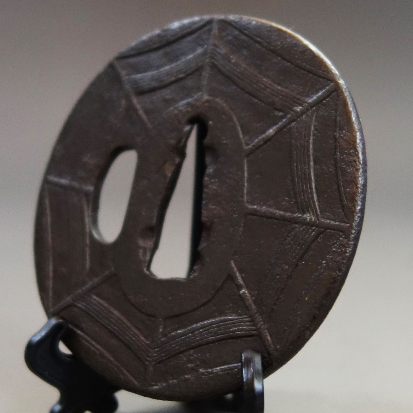 鍔 無銘 江戸肥後 左右松透蜘蛛図鍔 (TU-110320)｜刀・日本刀