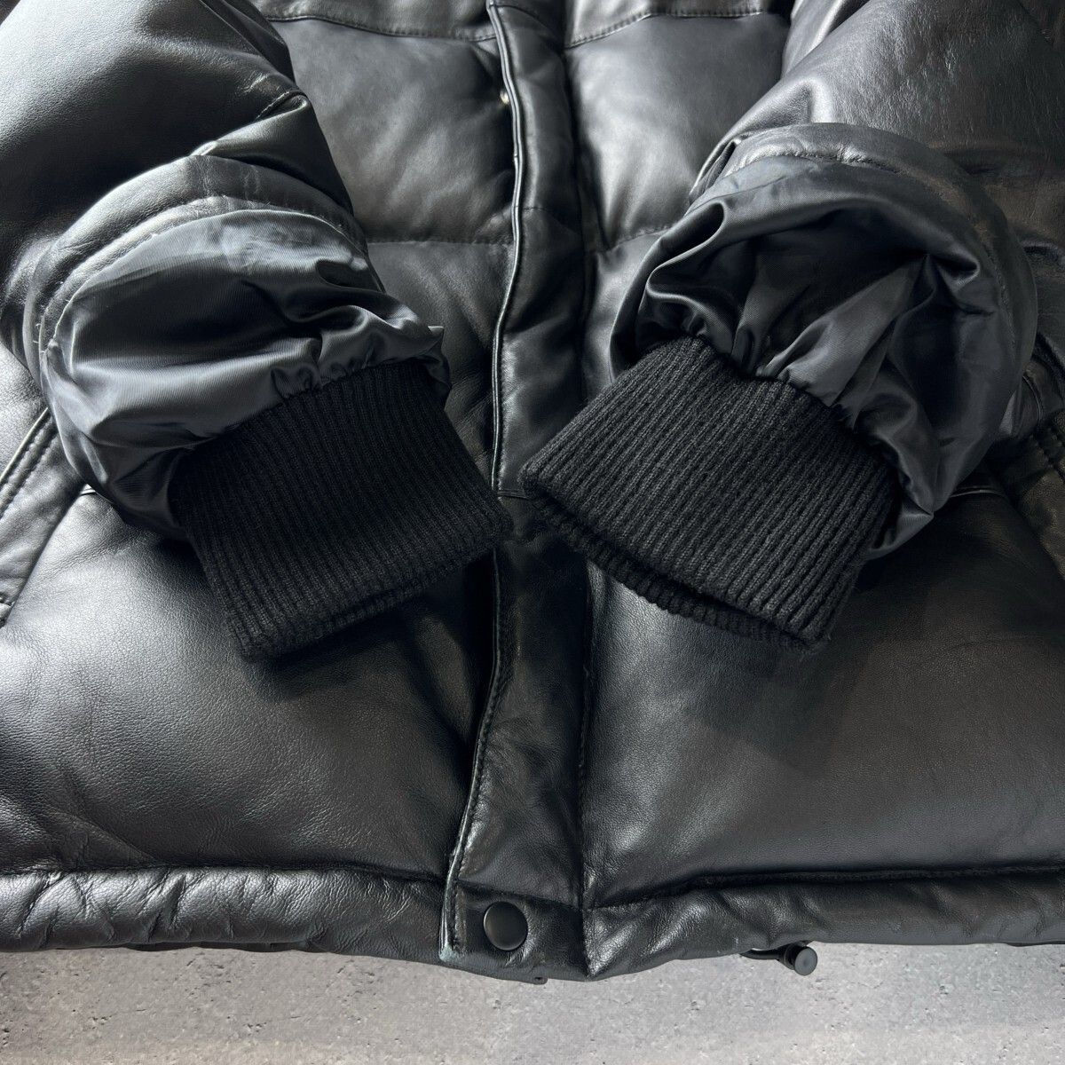 美品 AVIREX レザーパーカー ラムレザー 羊革 ジャケット ストレッチ 黒 AVIREX レザージャケット(ブラック) フード付き Lサイズ ラム(羊革