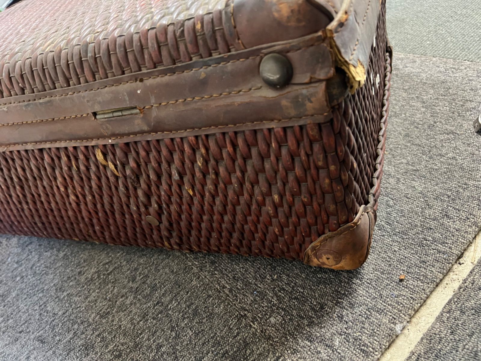 味のある古い革トランク 鞄 ディスプレイ アンティーク 古道具 味の